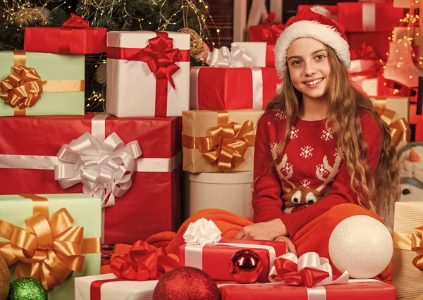 산타가 선물을 가져왔어 화려하고 아늑하다 행복과 아이는 크리스마스 근처에서 선물을 — 스톡 사진