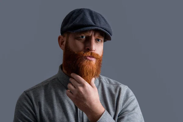 Портрет Ирландца Изолированного Сером Серьезный Человек Гладит Рыжую Бороду Бородатый — стоковое фото