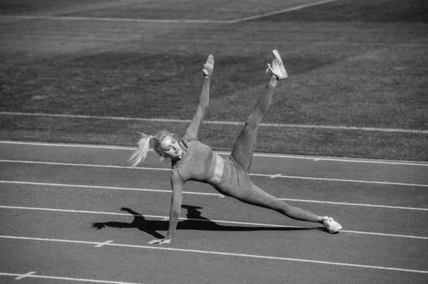 Spor Salonundaki Atletik Kadın Stadyumda Geriniyor Yoga Yapıyor — Stok fotoğraf