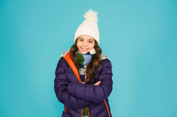 パッド入りの暖かいコートの子供 季節のファッション 冬休みだ ファッションの女の子の冬服 ファッショントレンド 子供は帽子とジャケットブルーの背景を着用する ウィンタースポーツ 気持ちいい 寒い季節の買い物 — ストック写真