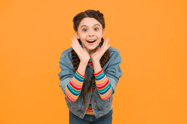 Ενθουσιασμένο Έκπληκτο Κοριτσάκι Κοτσίδες Φοράει Τζιν Ρούχα Παιδικό Όνειρο Έννοια — Φωτογραφία Αρχείου