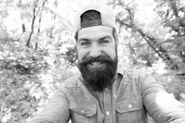 Sakallı Bıyıklı Olgun Bir Adam Yaz Ormanında Selfie Çekiyor — Stok fotoğraf