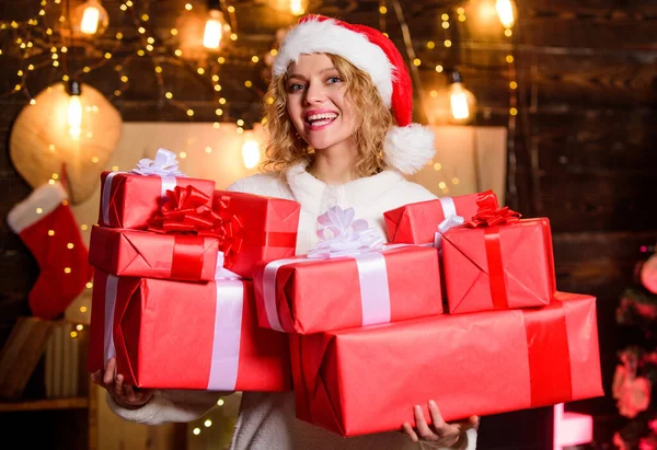 新年快乐 送圣诞礼物 快乐的圣诞节 寒假和假期 圣诞购物 带礼品盒的女孩女人和圣诞节时间 愿你的圣诞充满欢乐的喧嚣 — 图库照片