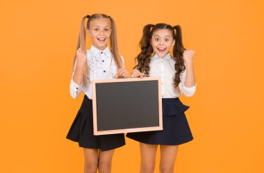 Görsel iletişim. Memnuniyetle bildiririm. Öğrenci kızlar sizi bilgilendiriyor. Liseli kızlar boş karatahta kopyalama alanı bulundururlar. Kız okul üniforması karatahta tutar. Okul konseptine geri dönelim. Okulda yaklaşan olaylar.