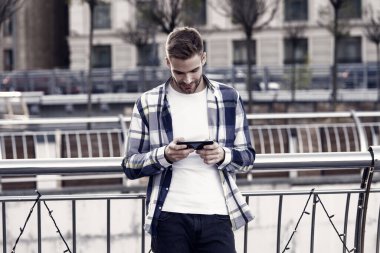 İletişim. E-posta gönder. Cevap veriliyor. Şehir kablosuz interneti. Akıllı telefon ayarları. Konum seçenekleri paylaşılıyor. Başvuru formu. Adam akıllı telefon binalarının geçmişini tutuyor. Mesaj çevrimiçi. Modern akıllı telefon.