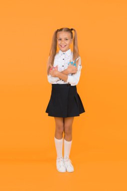 Küçük eller için özel ders. Yaratıcı el sanatları. Yaratıcılığı geliştir. Okula dönmenin en güzel yanı. İlkokul çocukları için el işi. Liseli kız el sanatları için okul kırtasiye malzemeleri bulundurur..