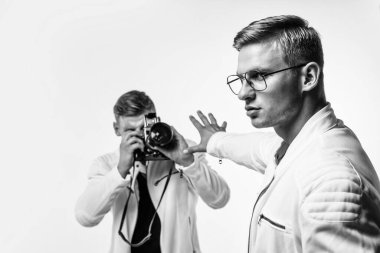 İkiz kardeşler, fotoğrafçılar birbirine benziyor. Klasik fotoğraf makinesi, paparazzi ve özel veri kullanıyorlar..