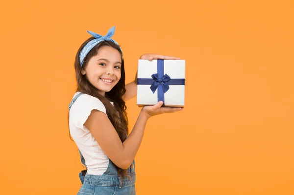 Παιδί Χαμογελά Χαρούμενο Κουτί Δώρου Παιδί Κορίτσι Χάρηκε Δώρο Απρόσμενη — Φωτογραφία Αρχείου