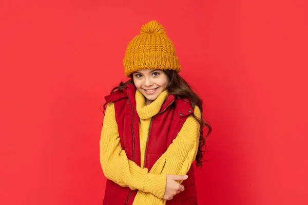 Χαρούμενο Παιδί Πλεκτό Καπέλο Χειμώνα Και Κάτω Γιλέκο Κόκκινο Φόντο — Φωτογραφία Αρχείου
