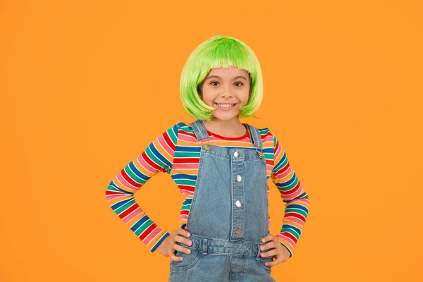 Χρωματίζοντας Μαλλιά Του Παιδιού Υπέροχο Τρόπο Αναβάθμιση Κοστούμι Αλλαγή Χρώματος — Φωτογραφία Αρχείου