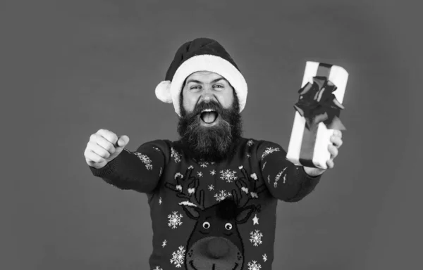 圣诞快乐 圣诞惊喜传统 打开礼物 圣诞礼物节礼日保持冷静 繁荣与幸福 购物的概念 圣诞老人留胡子的男人 — 图库照片