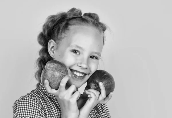 快乐的孩子吃水果 充满了维生素 笑着的孩子拿着红苹果 秋天的收获 快乐的少女拿着苹果 幸福和健康的童年 健康的食物和食物 复制空间 — 图库照片