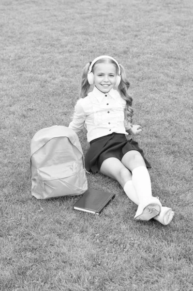 Happy Teen Girl Mundurze Słuchać Słuchawek Relaks Zielonej Trawie Szkole — Zdjęcie stockowe