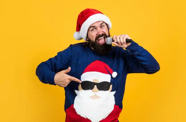 Счастливый Бородатый Мужчина Певец Микрофоном Костюме Санта Клауса Празднуют Зимний — стоковое фото