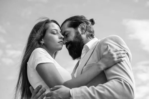 Aşk Hikayesi Sakallı Adam Kadını Kucaklıyor Romantizm Romantik Randevu Lişki — Stok fotoğraf