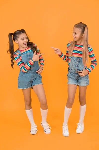 Måste Medhjälp Livfulla Färger Modernt Mode Barnens Mode Flickor Långt — Stockfoto