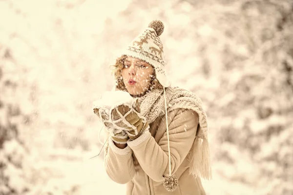 Счастливая Женщина Выбрасывает Снег Рук Девушка Модном Зимнем Пальто Девушка — стоковое фото