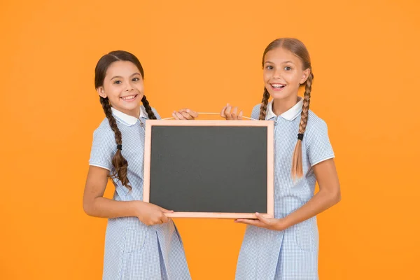 School Nieuws Echte Informatie Kleine Meisjes Houden Schrijfoppervlak Gele Achtergrond — Stockfoto