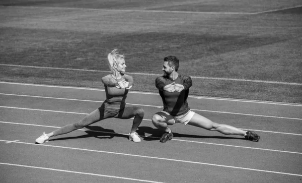 Άνδρας Και Γυναίκα Προπονητής Αθλητισμού Γυμναστήριο Ζευγάρι Κατάρτισης Εξωτερική Τεντώσει — Φωτογραφία Αρχείου