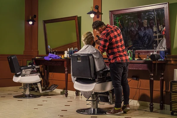 Como Cavalheiro Ser Humano Decente Deve Dar Gorjeta Seu Barbeiro — Fotografia de Stock
