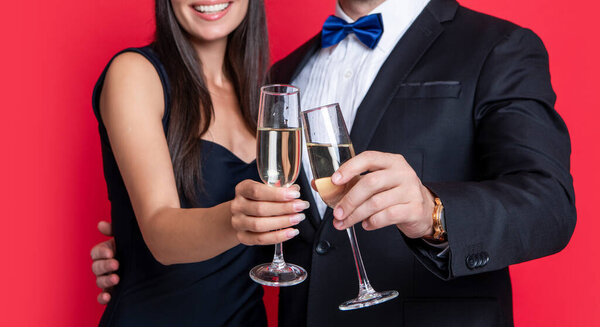 избирательный фокус пары носить формальный смокинг. Концепция веселых людей. приветствия формальной пары смокингов, изолированных на белом фоне. пара в официальном смокинге. студийный снимок формальной пары смокингов с приветствиями.