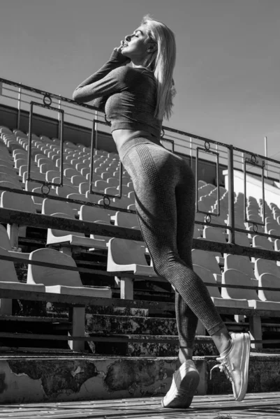 运动和健身 穿着运动服的性感女人 露天体育场的女运动员 健康的生活方式概念 女士经过训练 锻炼使你的身体保持健康 — 图库照片