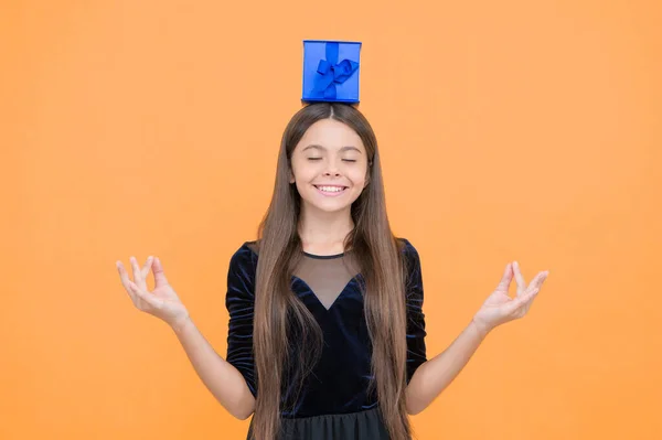 Gelukkig Tiener Meisje Maken Een Wens Voor Cadeau Doos Vakantie — Stockfoto