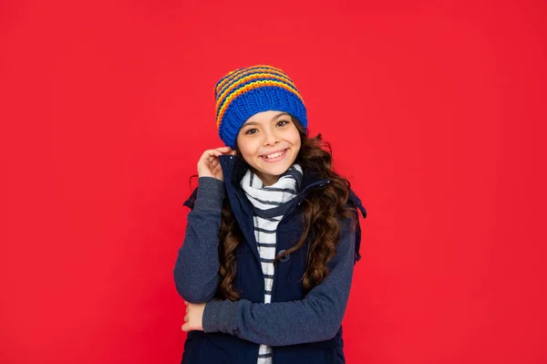 Retrato Criança Vestindo Roupas Quentes Expressar Emoção Positiva Moda Inverno — Fotografia de Stock