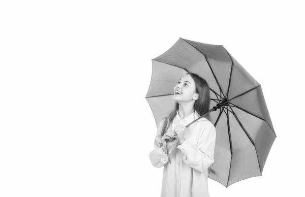白いコピースペースに隔離された秋の天気でピンクの傘の下で幸せな10代の女の子 — ストック写真