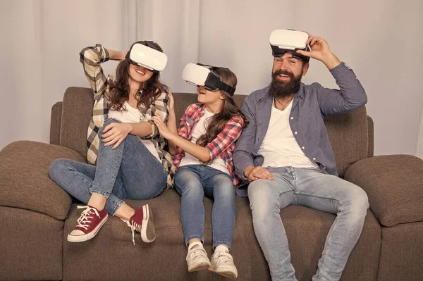 Familia Realidad Virtual Padres Felices Con Niña Uso Tecnología Moderna — Foto de Stock