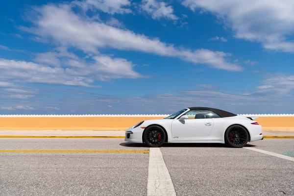 Palm Beach, Florida USA - 21 Mart 2021: Palm Beach yolundaki Porsche lüks araba. Boşluğu kopyala.