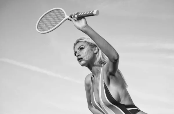 未来を見てる 女子テニス選手 バドミントンゲームラケット スポーツと趣味 夏のアクティビティ ビーチでラケットでビキニの女の子 スポーツウーマン セクシーな女性で縞模様の水着とラケット — ストック写真