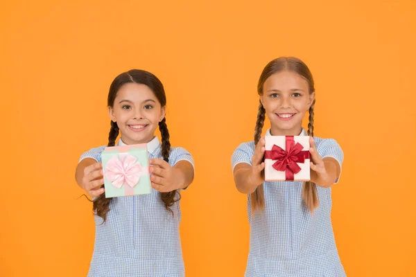 Ossza Meg Boldogságát Ünnep Ünnepe Megosztása Ajándékokat Lányok Nyitó Ajándékok — Stock Fotó