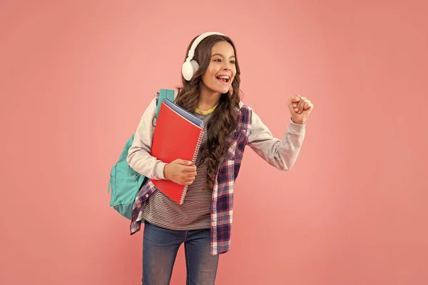 오디오 액세서리 새로운 이어폰을 가방을 어린이 온라인 학교로 헤드폰끼고 음악을 — 스톡 사진