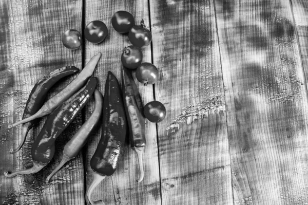 Відчуй Пікантність Чилійський Перець Вишневі Помідори Дерев Яний Фон Червоні — стокове фото