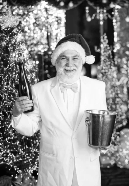 アルコールだ メリークリスマス 男サンタ帽子スパークリングワインを飲む 冬休みだ 幸せな髭の男だ サンタはシャンパンを飲む 冬のお祝い 新年の贈り物 冬の伝統 大人パーティーのコンセプト — ストック写真