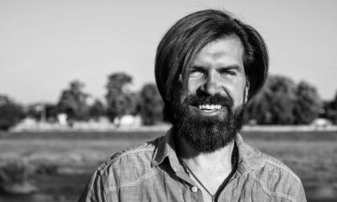 Çok güzel bir gün. Yeni tarz saç kesimi. Sakallı, olgun bir hippi. Bıyıklı, olgun, beyaz adam. Erkek berber bakımı. Berber dükkanı. kopyalama alanı. Mutlu vahşi sakallı adam. insan duygularını ifade etmek.