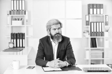 İşine odaklan. Erp danışmanı not alıyor. Şirket yöneticisi belgelerle çalışıyor. Ceketli olgun bir adam ofis dosyasını tutuyor. İş istihbarat analisti. girişim kaynak planlaması.