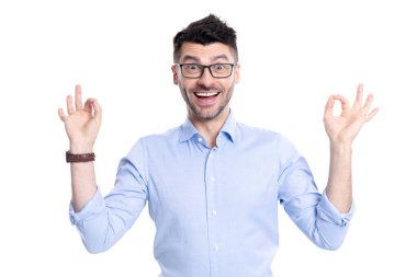 Tamam, harika meditasyon yapan iş adamının jesti. Yetişkin iş adamı iyi bir jestle meditasyon yapıyor. Beyaz arka planda meditasyon yapan bir iş adamı. Stüdyoda meditasyon yapan iş adamı.