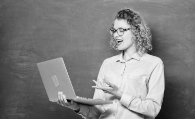 İstihbarat ve programlama. Çevrimiçi eğitim konsepti. İnternette dizüstü bilgisayar sörfü yapan kadın. Öğretmen defteri bilgi karatahta arka planı aranıyor. Online okul. İnternetten ders veriyorum. Uzak görev.