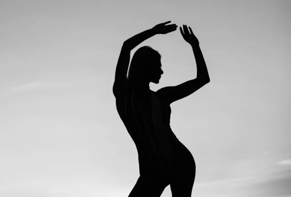謎の少女だ 夜空に謎の女性 踊りのシルエット 神秘的な魅力 夕暮れ時のバレエダンサー — ストック写真