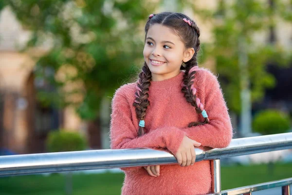 Chica Feliz Mirando Lado Apoyada Barandilla Adolescente Sonriendo Aire Libre — Foto de Stock
