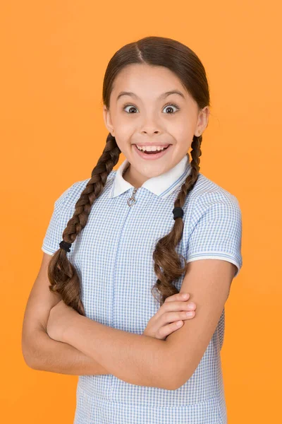 Lächelnde Mädchen Bezaubernde Schulmädchen Gelben Hintergrund Kleines Mädchen Glücklicher Kindertag — Stockfoto