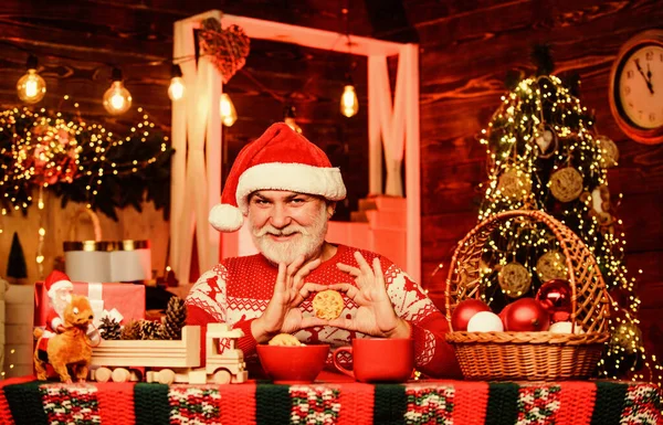 Kerstavond Trakteert Senior Man Kerstman Drinkt Thee Kerstchocoladerecept Wintervakantie Opa — Stockfoto