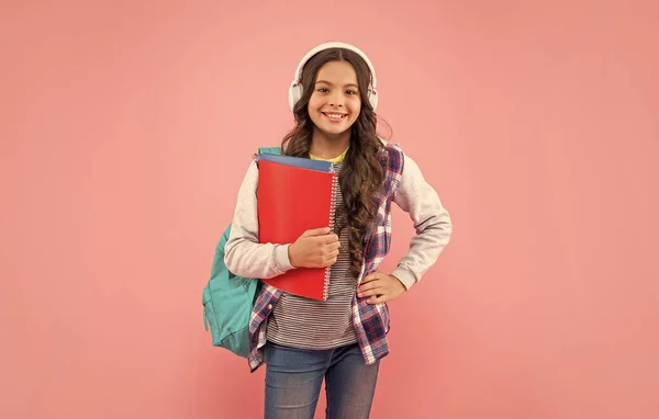 Niño Positivo Escuchando Música Auriculares Con Bolsa Escuela Libro Trabajo —  Fotos de Stock