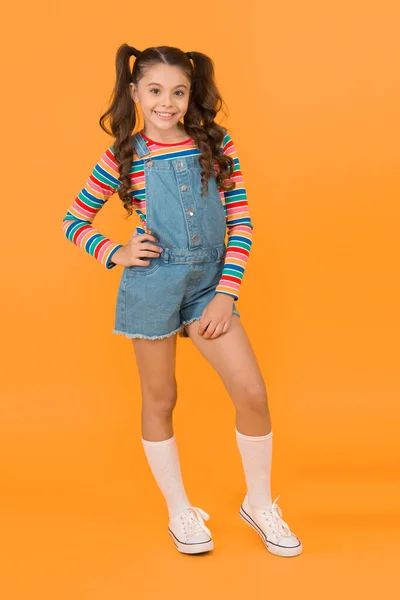 Kleine Kindgele Muur Ambitieus Mooi Ouderwetse Mode Kapper Voor Kind — Stockfoto