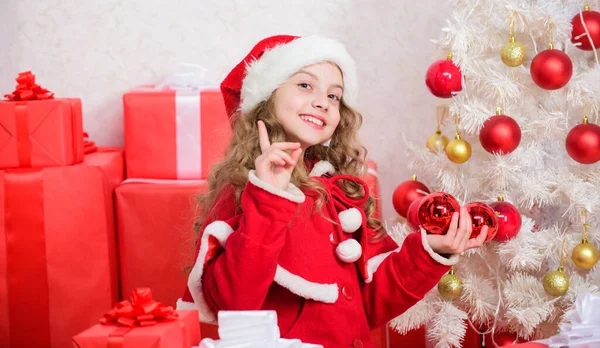 Дівчина Щаслива Чарівна Санта Клаус Біля Ялинки Малюк Прикрашає Ялинку — стокове фото