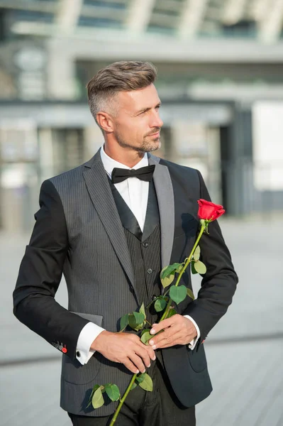 建议概念 黑色燕尾服男人准备求婚 婚前求婚的瘦弱男子 — 图库照片