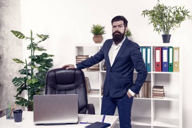 Boş bir pozisyon. Ofisteki insan kaynakları müdürü. Muhabir iş teklifini kabul etti. İnsan kaynakları departmanında iş görüşmesi yapan bir adam. Boş sandalye. Sakallı patron ofisinde duruyor. Kariyerine burada başla..