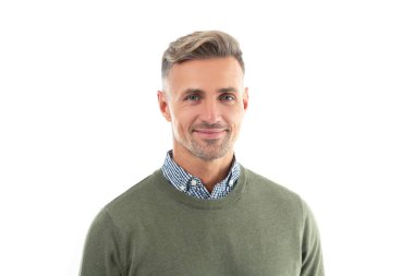 Süveter giyen neşeli, kır saçlı adam. Boz adamın sakalı var. Grizled Man 'in stüdyo çekimi. Beyaz arka planda sakallı, olgun, kır saçlı bir adam..